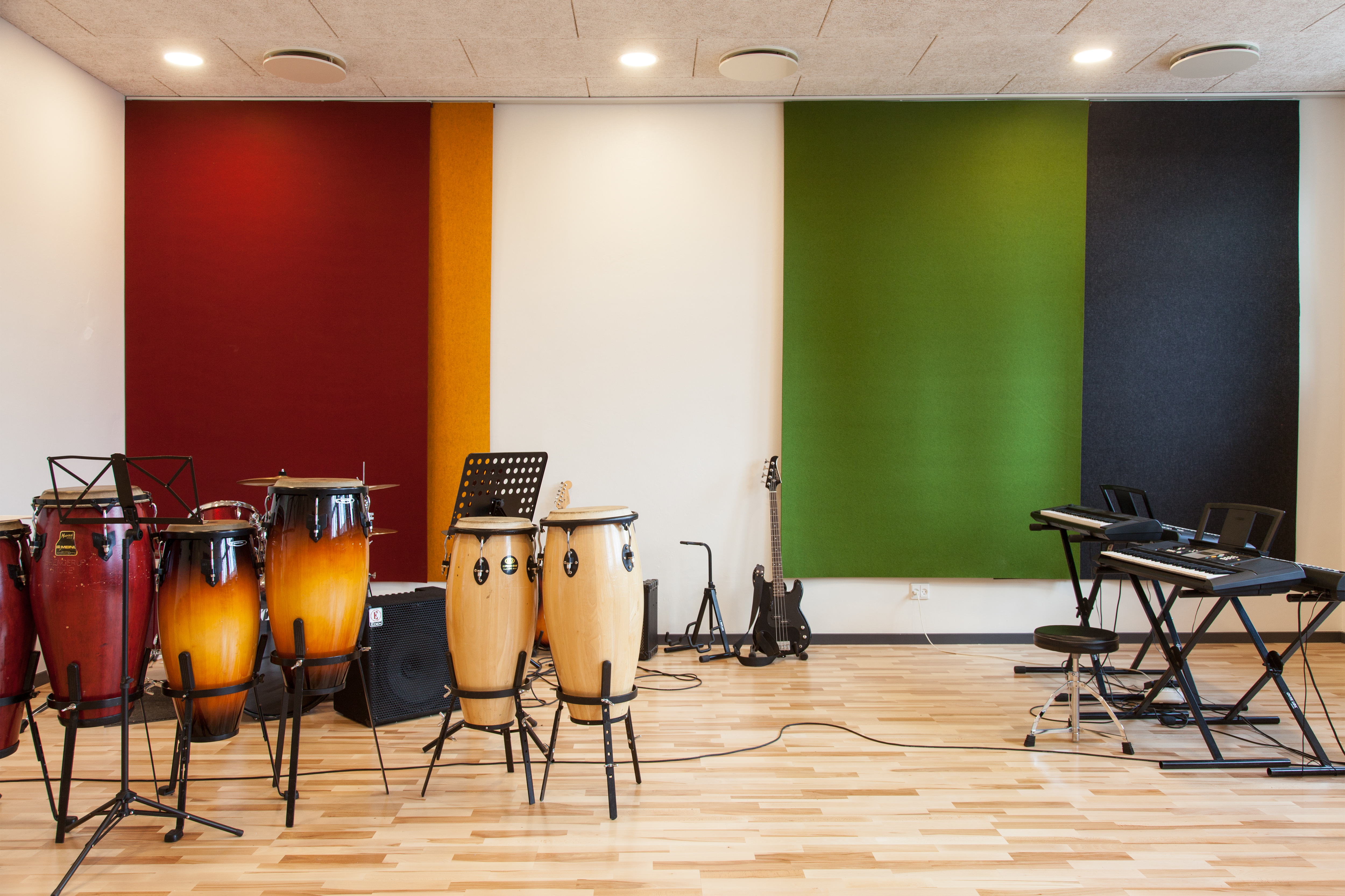 fraster, filt, felt cover, rumafskærmning, roomdivider, akustik, uld filt, inspiration, design, indretning, afskærmning, filtgardin, anne trolles skole